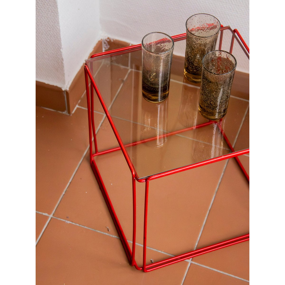 Paire de tables basses en verre et métal rouge Donna N°1639 - Bon état fumé, DEBONGOUT
