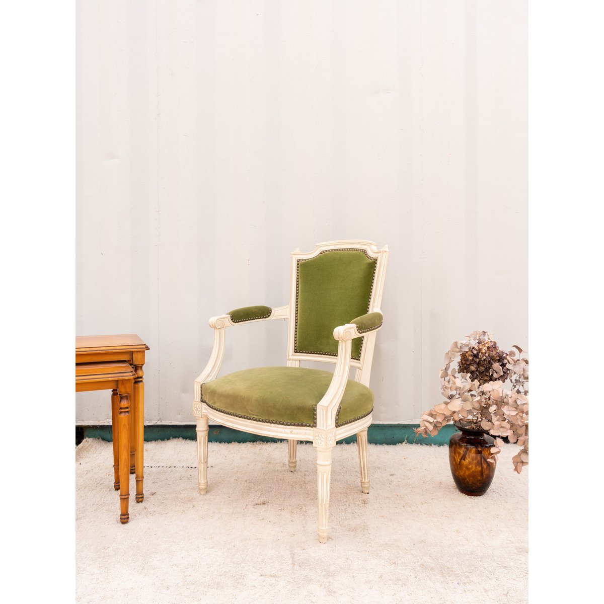 Fauteuil en bois et velours vert Ernest N°1060 - Bon état beige, DEBONGOUT