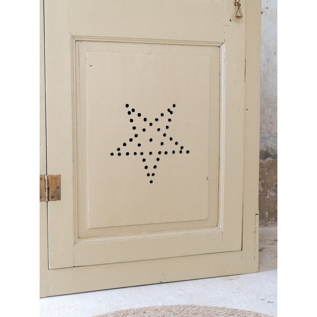 bonnetière en bois beige à porte grillagée Blandine N°518 - Bon état beige, DEBONGOUT