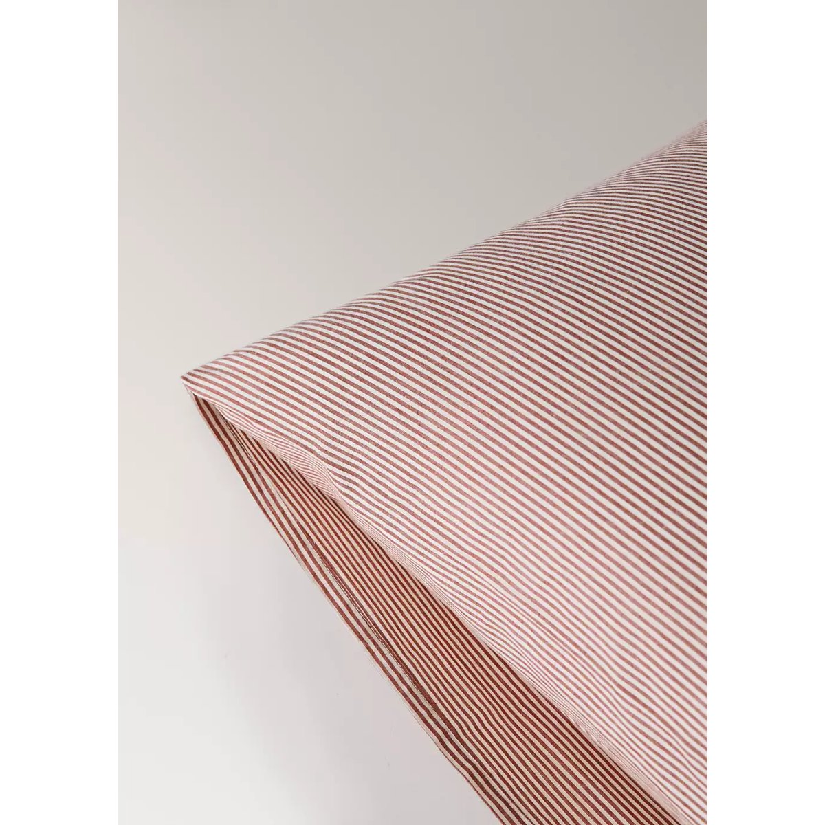 Deux taies d’oreiller en coton à rayures 60 x 60 cm rouge, MANGO HOME