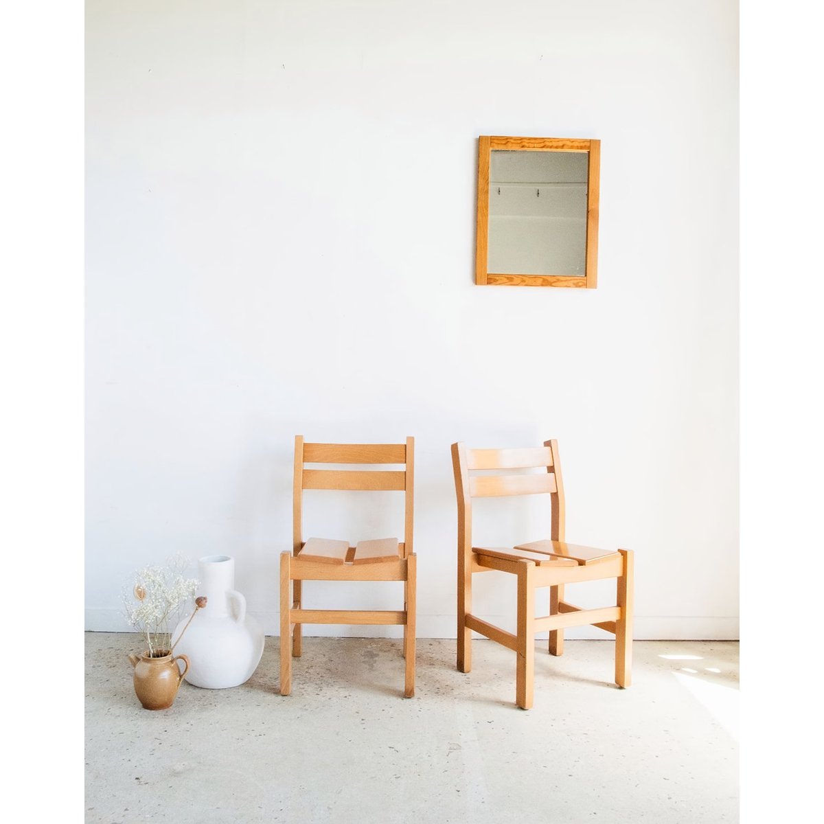 Paire de chaises en pin Alma N°370 - Bon état bois, DEBONGOUT
