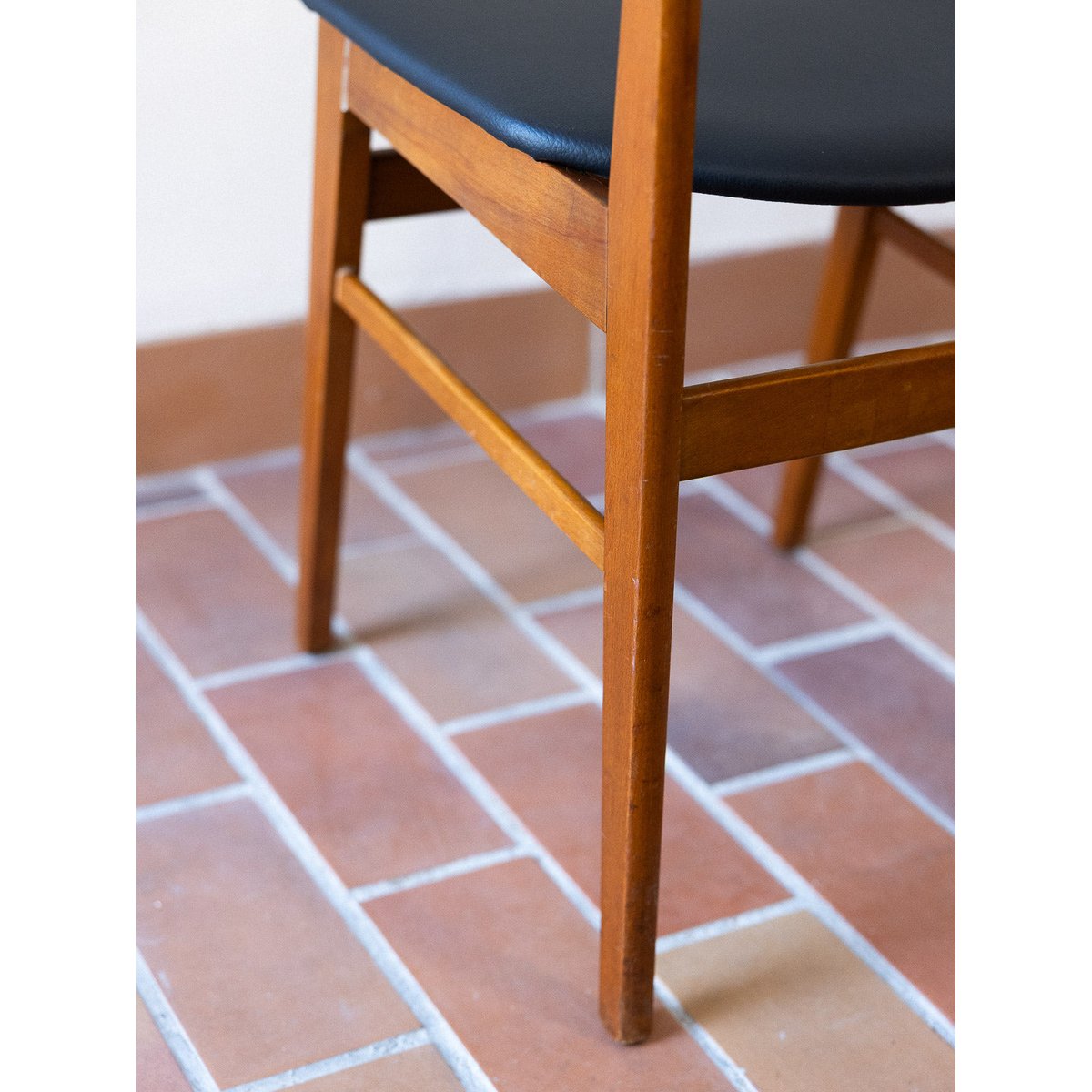 Paire de chaises à caractère Alma N°1795 - Bon état bois foncé, DEBONGOUT