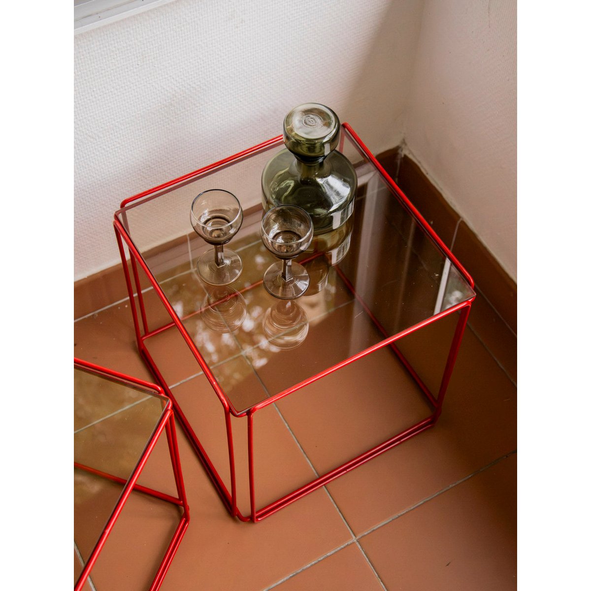 Paire de tables basses en verre et métal rouge Donna N°1639 - Bon état fumé, DEBONGOUT