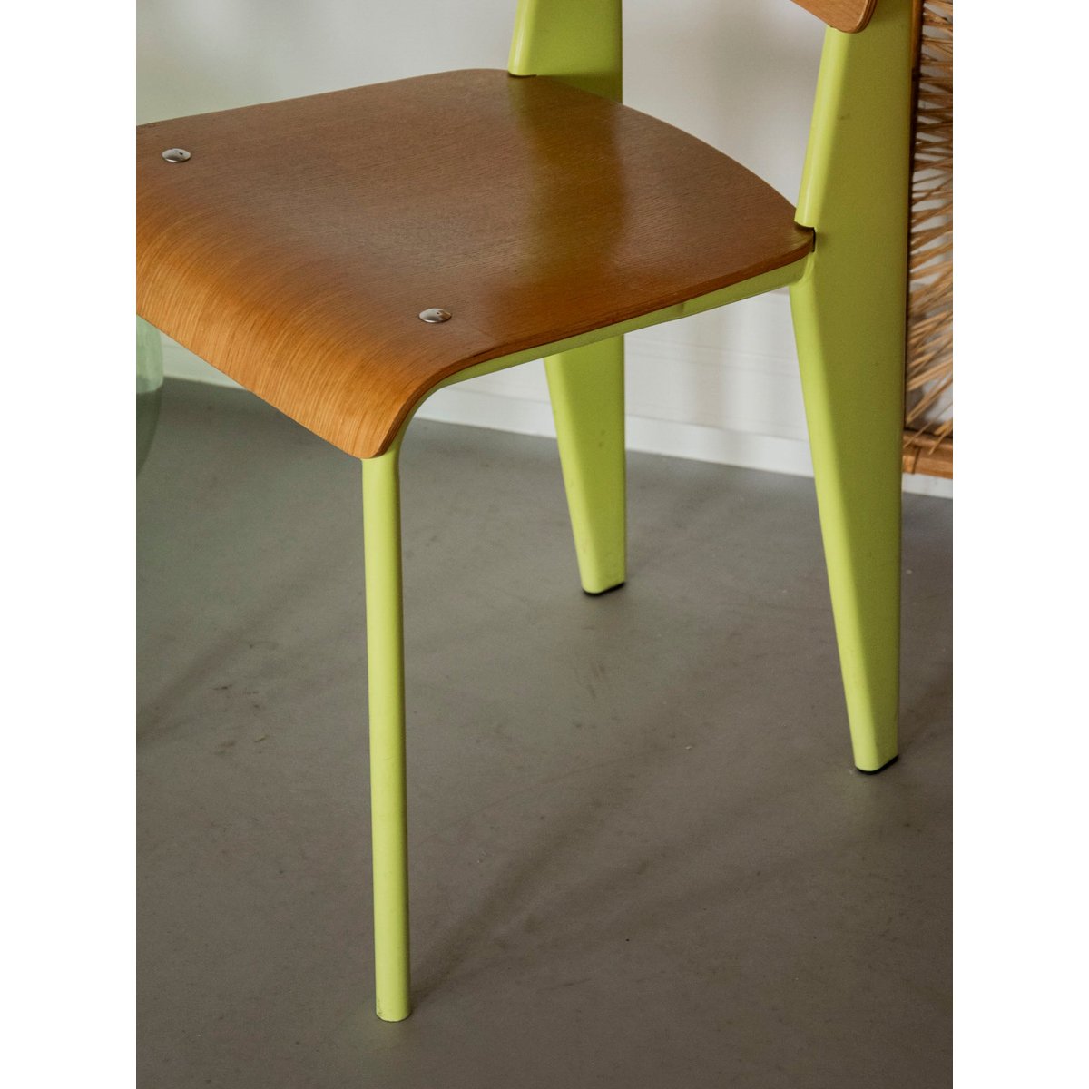Chaise aux pieds jaune fluo Alma N°1923 - Bon état jaune, DEBONGOUT