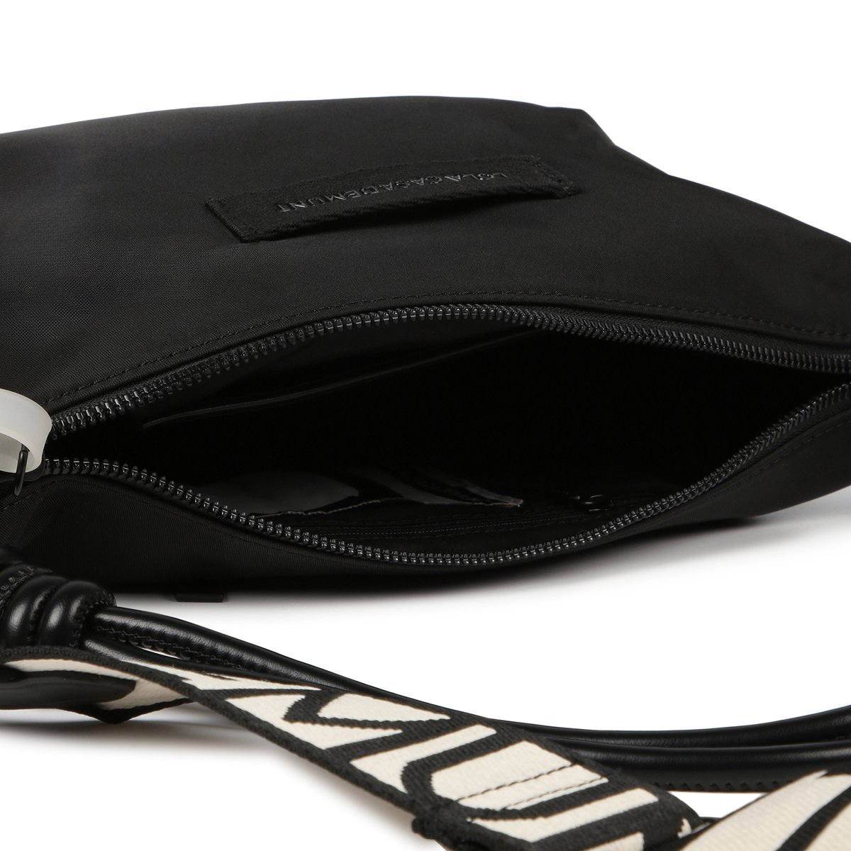 Sac avec bandoulière amovible à fermeture éclair. noir, LOLA CASADEMUNT