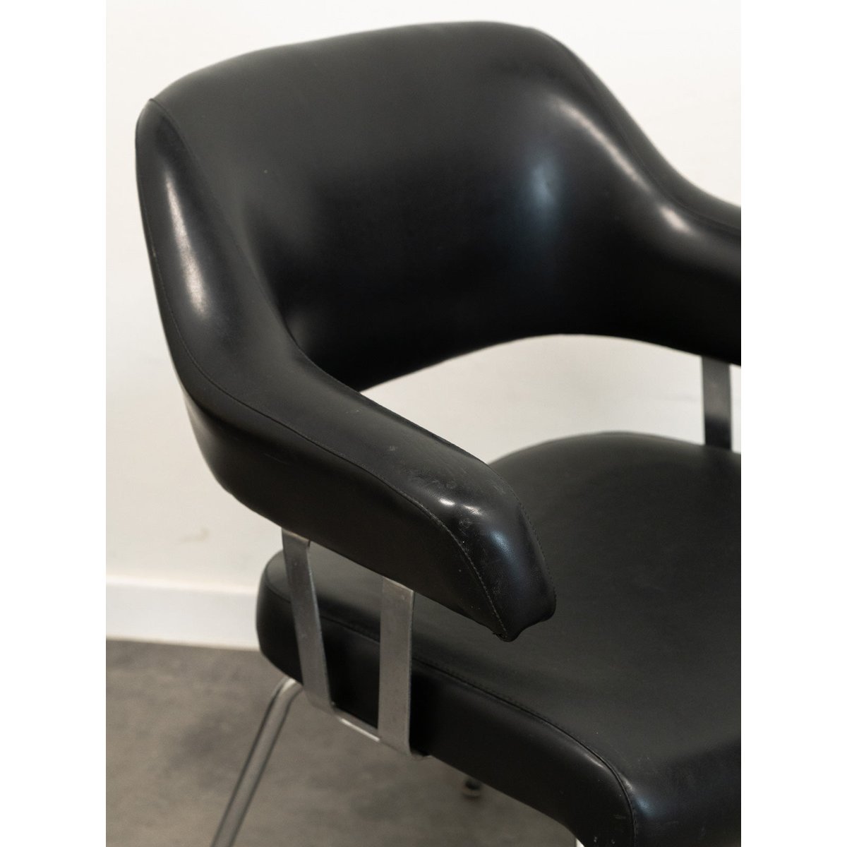 Paire de fauteuils en skaï et métal Jakob N°1289 - Bon état noir, DEBONGOUT