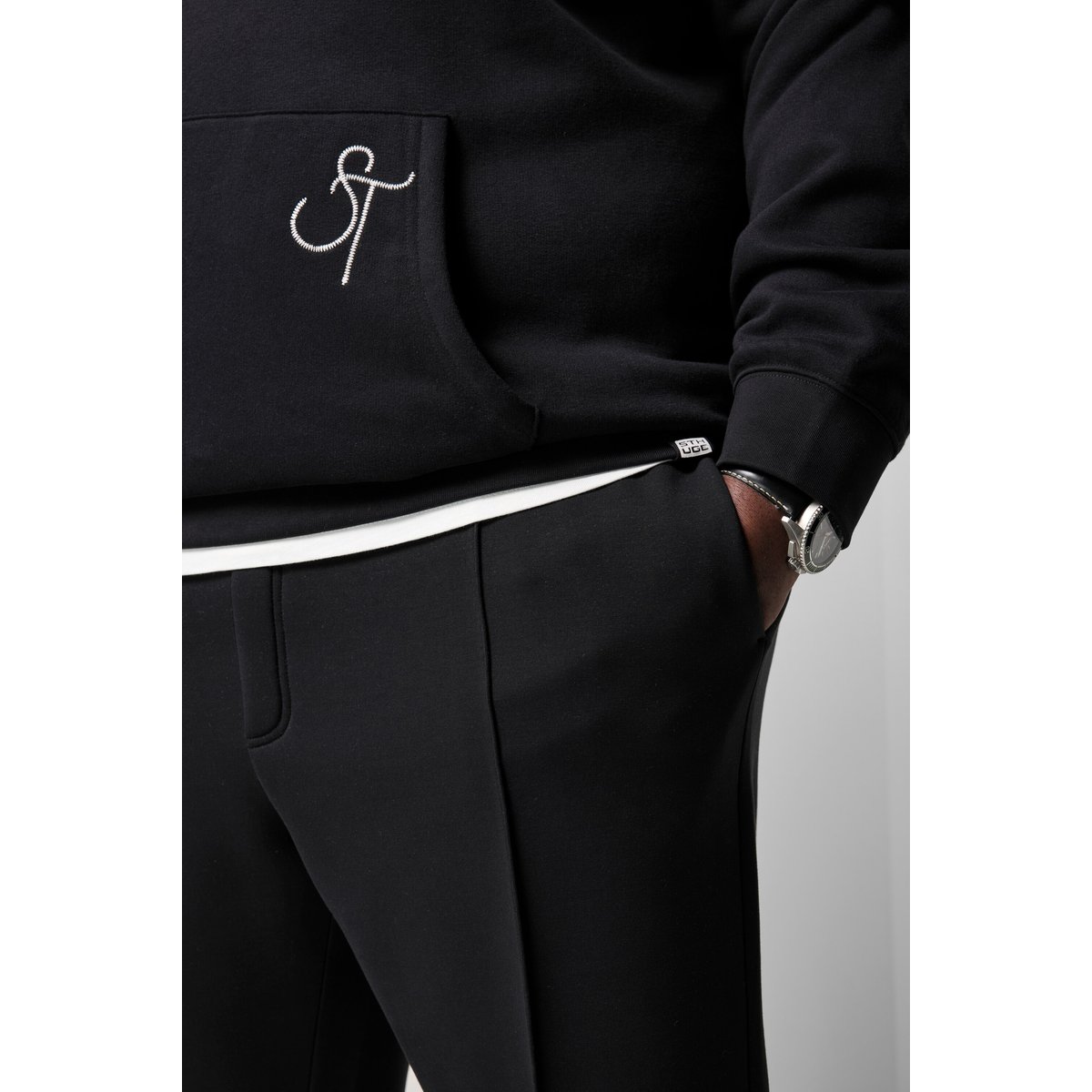 Sweat à capuche, broderies, poche kangourou noir, STHUGE