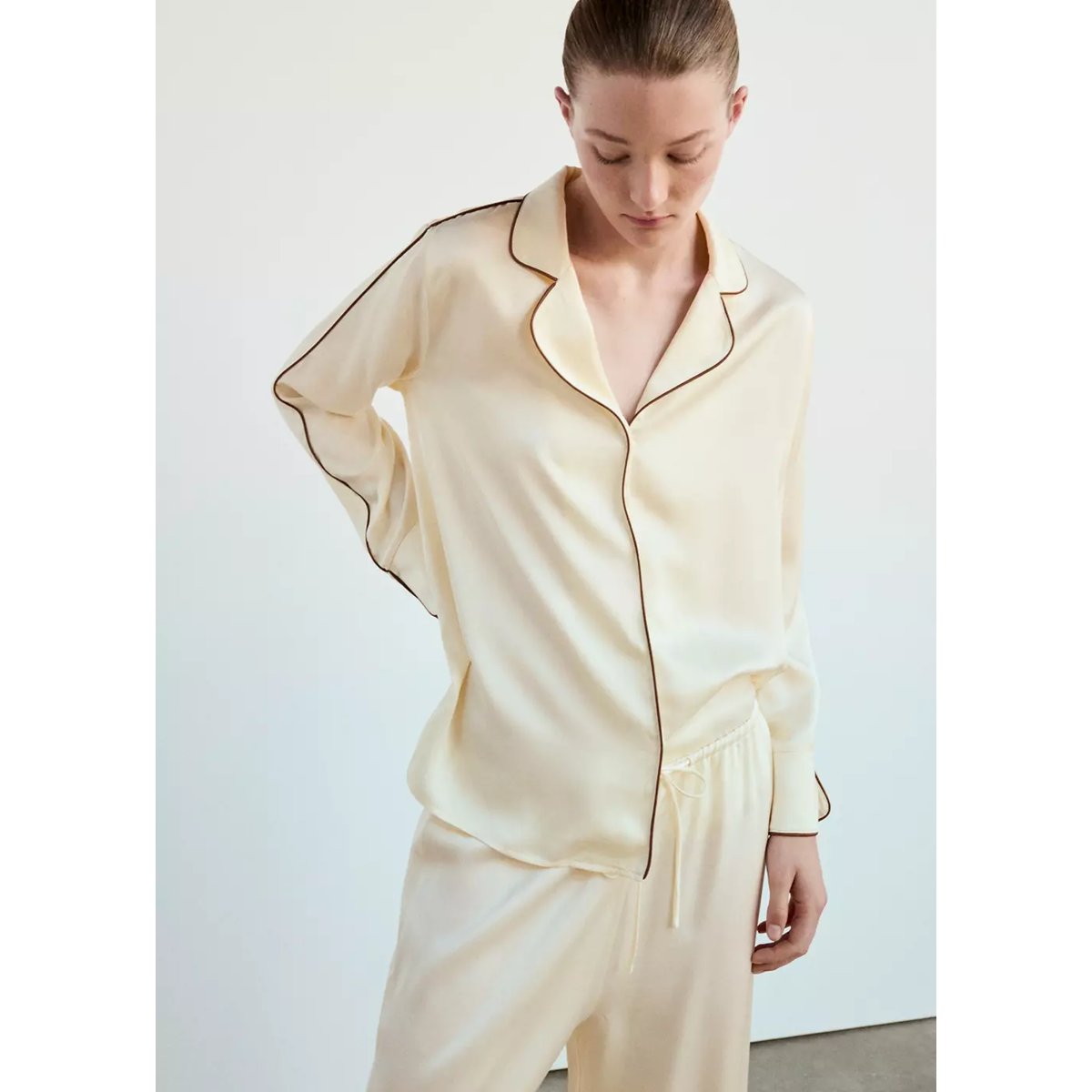 Pantalon en viscose satinée avec passepoil contrastant ivoire, MANGO