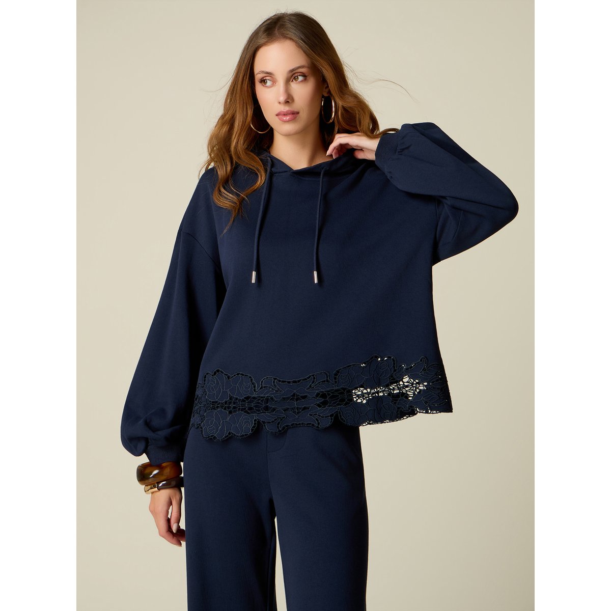 Sweat à capuche avec insert en broderie anglaise bleu, OLTRE