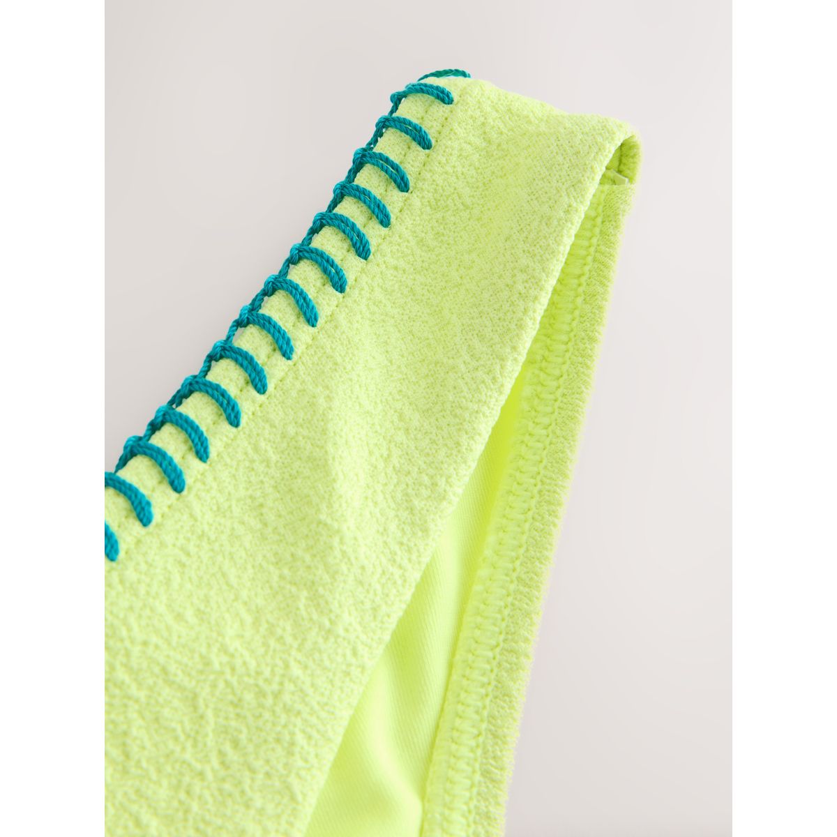 Bas de bikini échancré style brésilien surpiqûre jaune/verte, NEXT