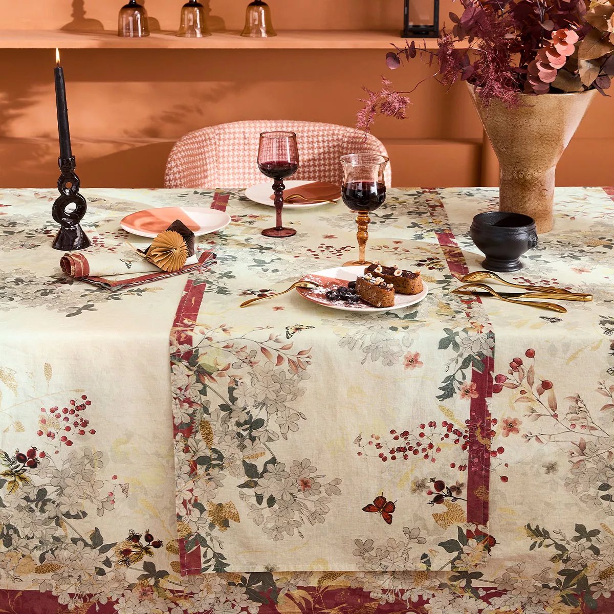 Chemin de table lin & coton lavé VINTAGE FLOWERS cranberry, GARNIER THIEBAUT