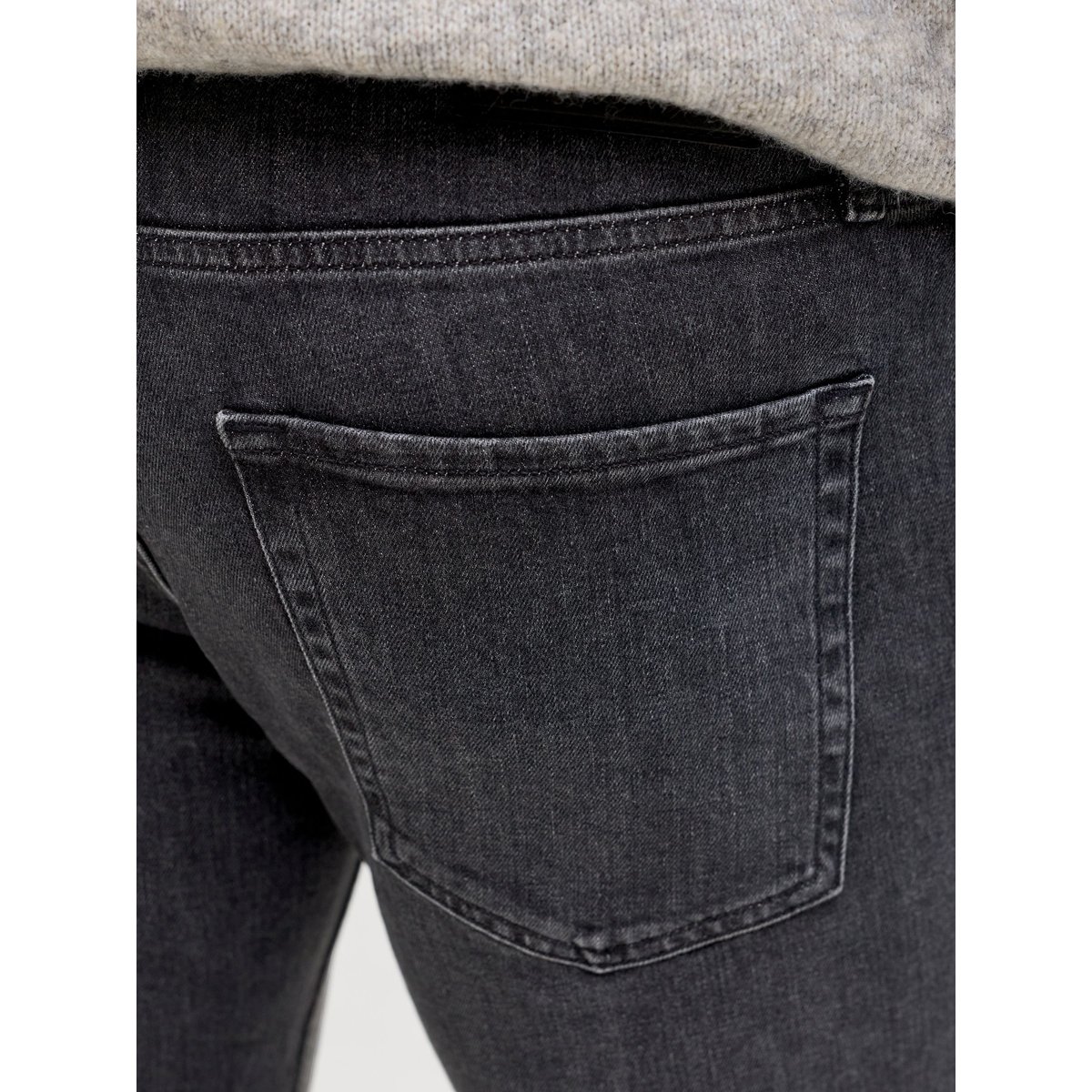 Jean Coupe Tapered black denim, aprel