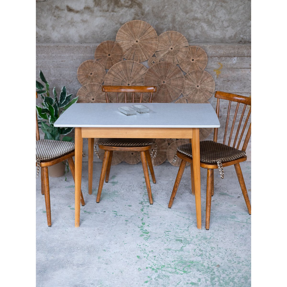 Ensemble de table et chaises scandinaves Auguste N°22 - Bon état bois clair, DEBONGOUT