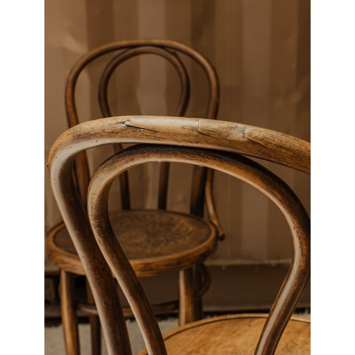 Lot de 4 chaises en bois Claude N°1408 - Bon état bois foncé, DEBONGOUT