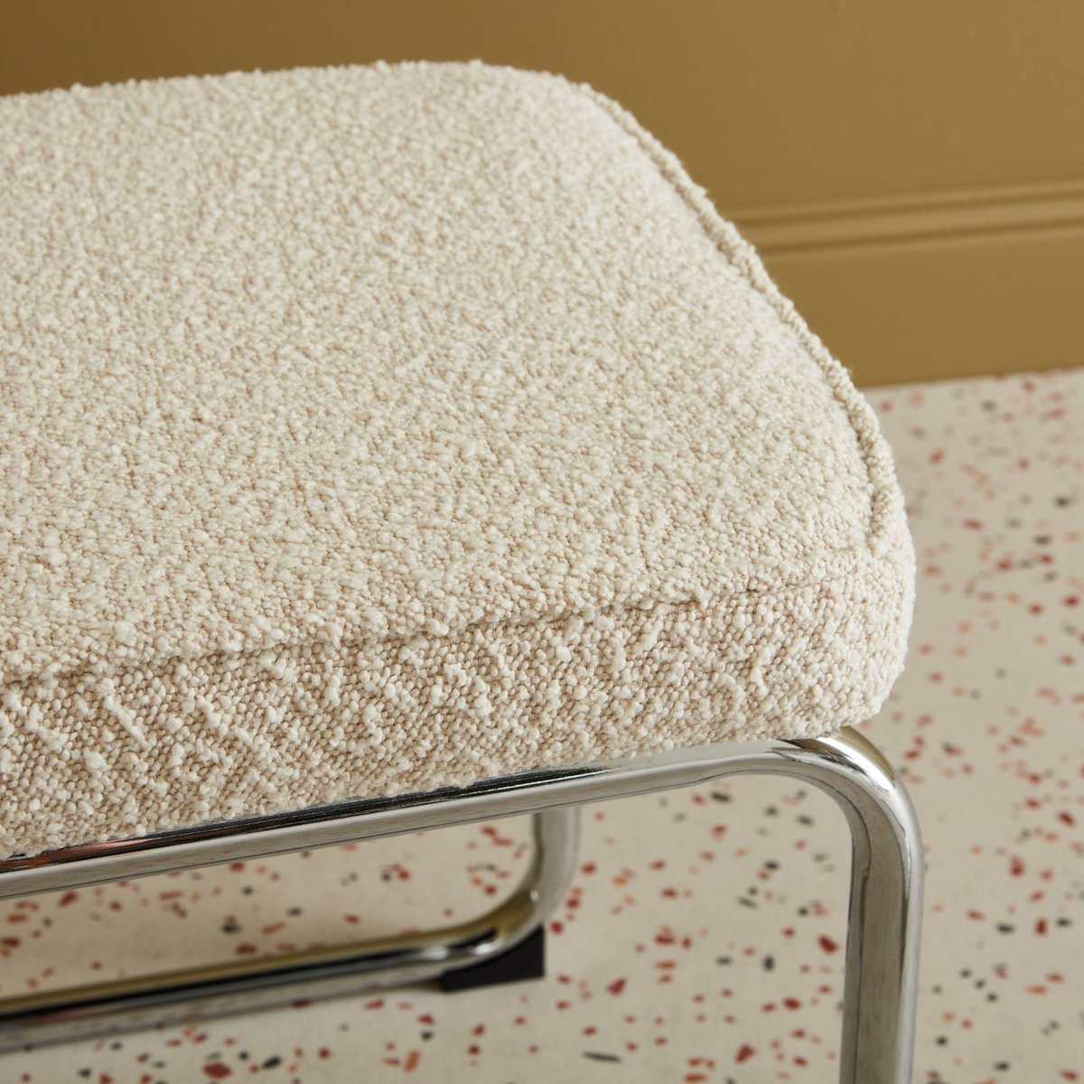 Chaise cantilever acier et bouclette texturée (lot de 2) MAJA blanc cassé, SWEEEK