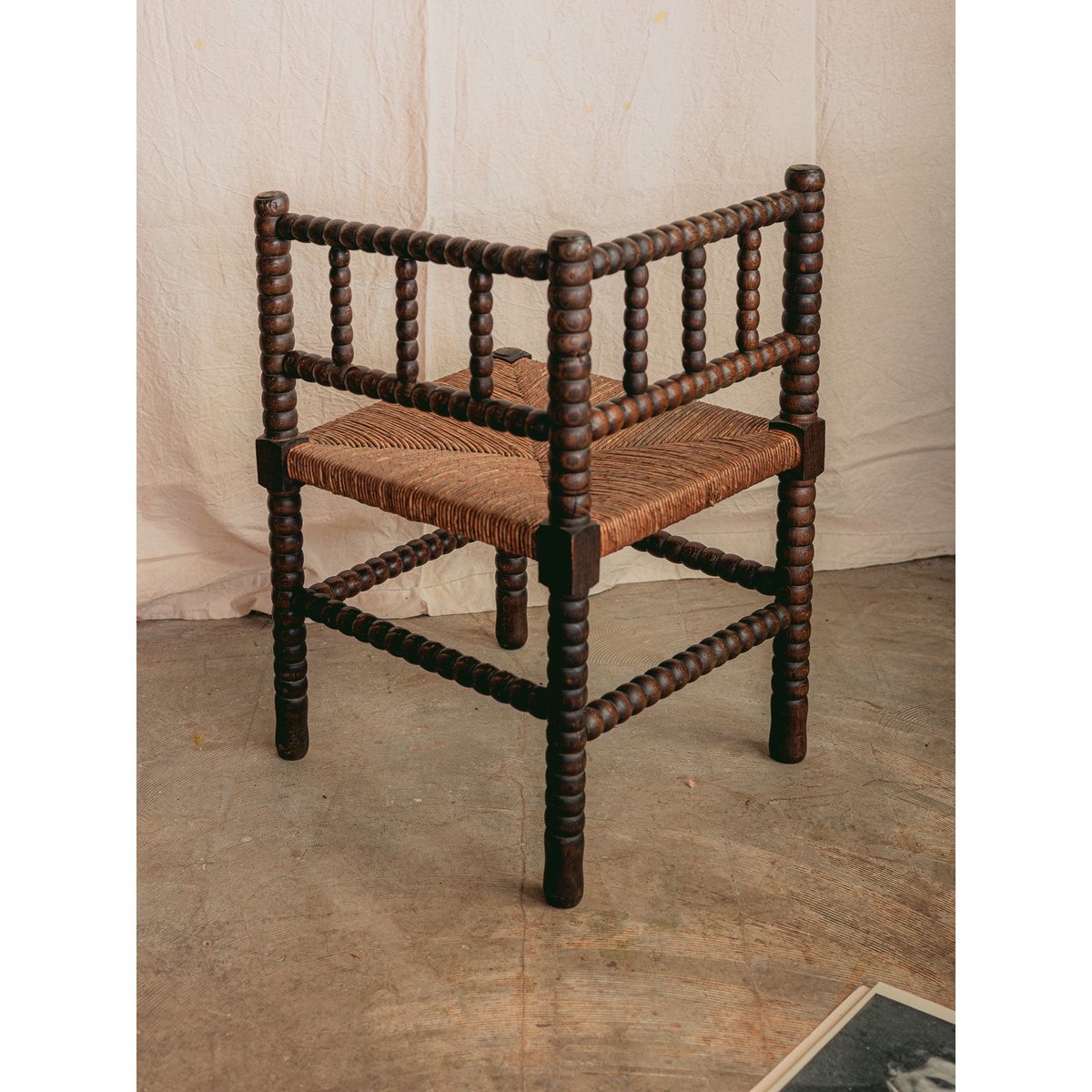 Fauteuil d'angle en bois foncé et perlé Ernest N°1568 - Bon état bois foncé, DEBONGOUT
