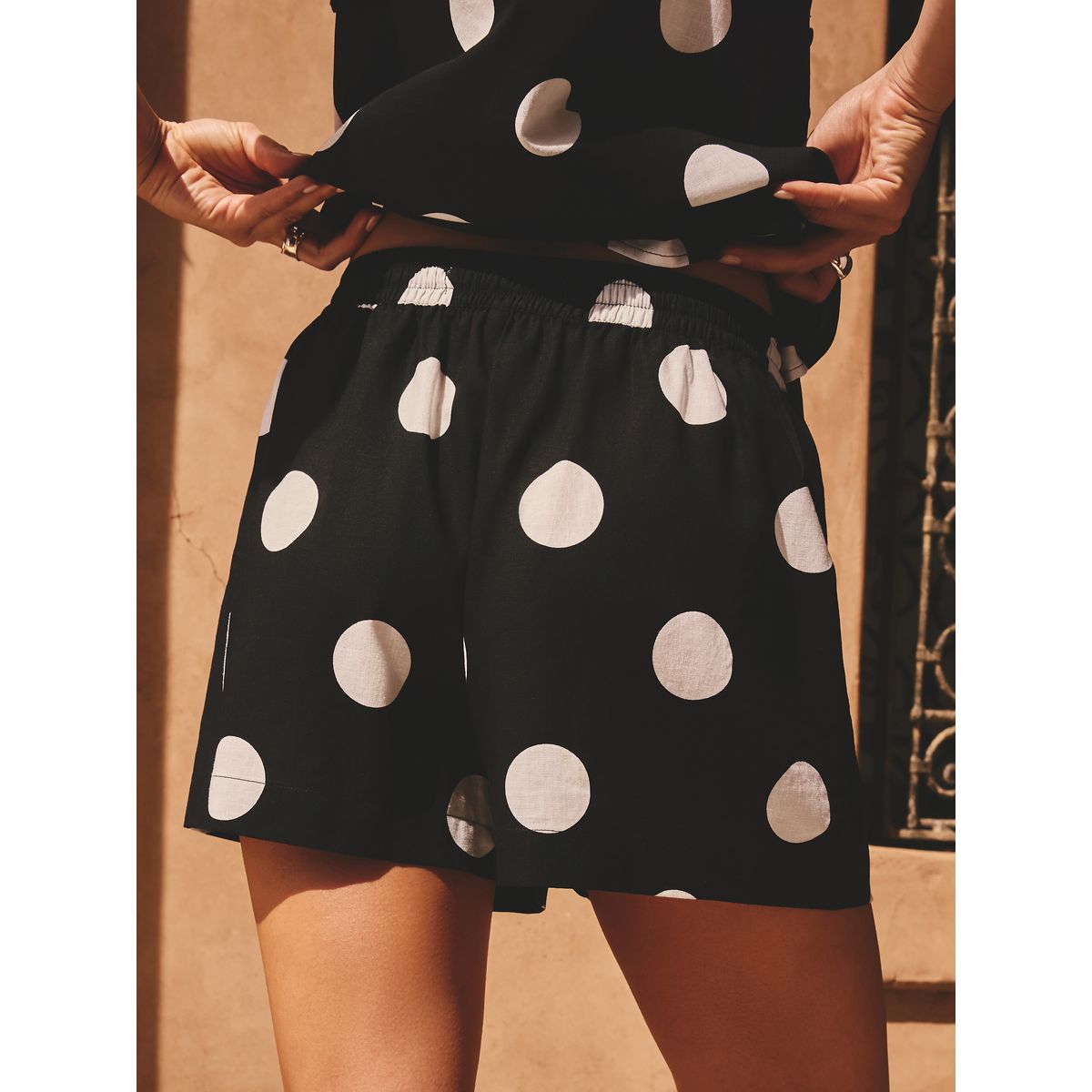 Short en lin mélangé noir/pois blancs, NEXT