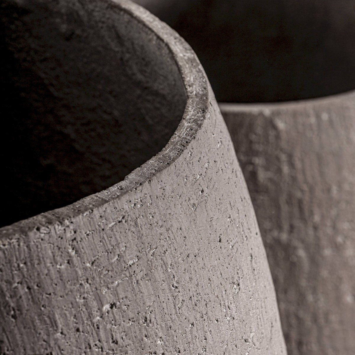 Duo de vases amphore en ciment brun grisé, RECOLLECTION