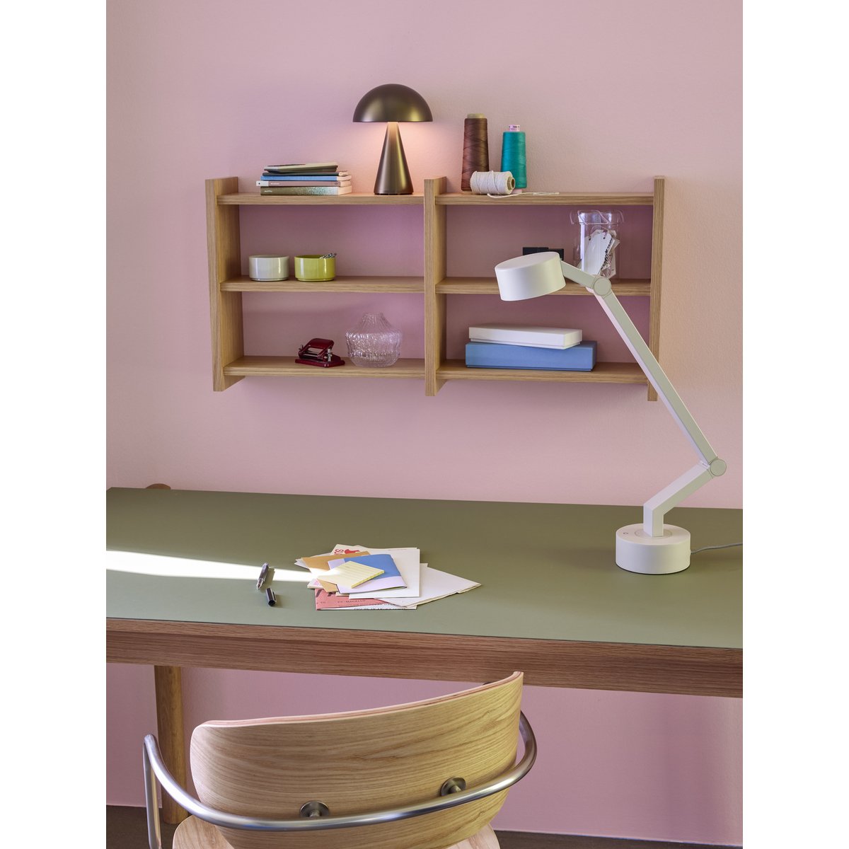 Lampe de table en fer et polycarbonate VERVE gris clair, HUBSCH