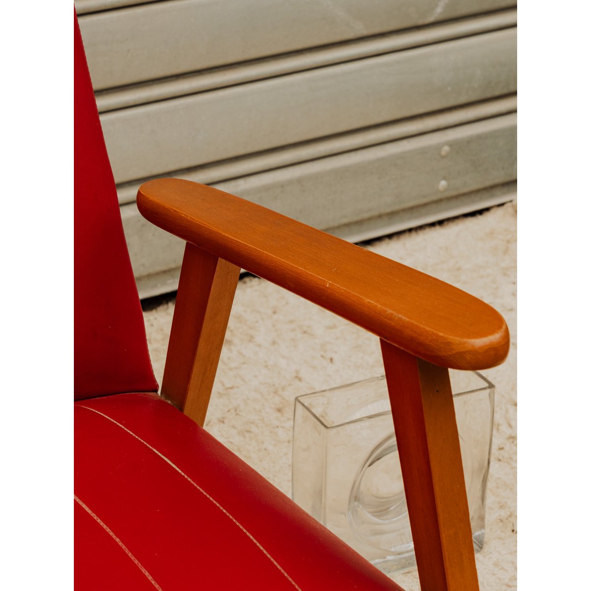 Fauteuil en bois et cuir rouge Jakob N°1443 - Bon état bois foncé, DEBONGOUT