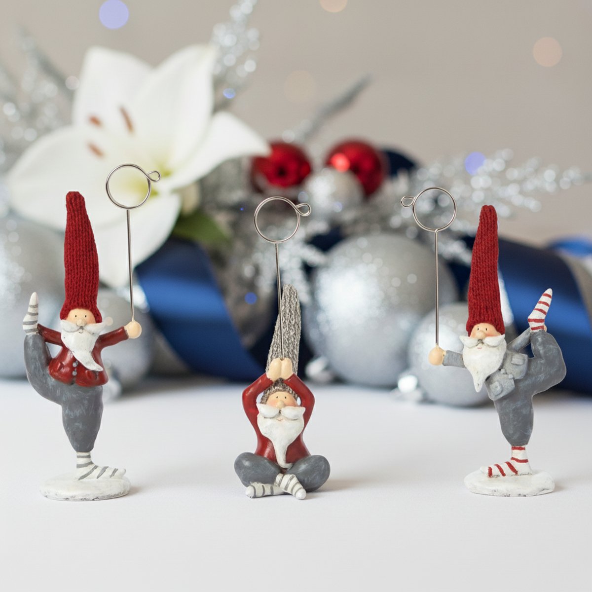Set de 3 porte-bougies père-noël yoga décorative en résine H10 rouge et gris, SIA DECO