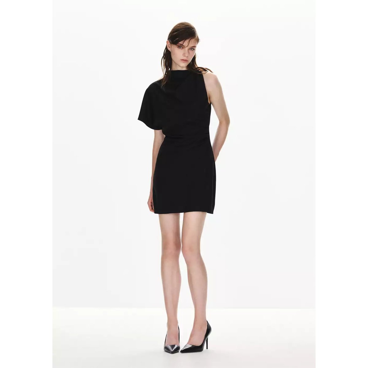 Robe asymétrique détail métallisé noir, MANGO