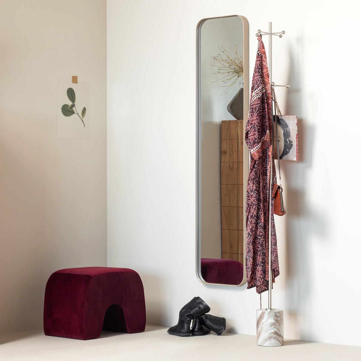 Pouf en velours LUCEN rouge, WOOOD