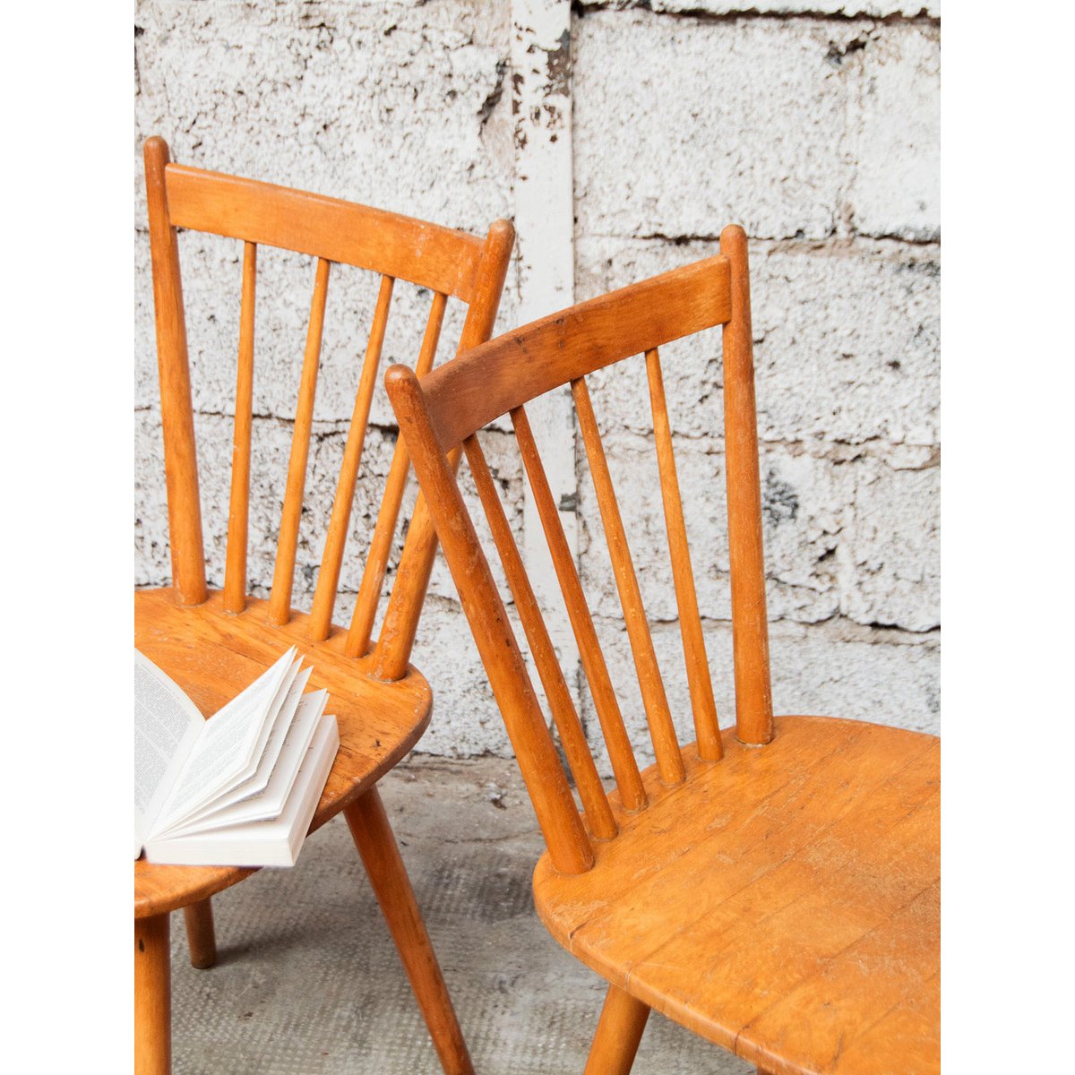 Paire de chaises en bois Alma N°734 - Bon état bois, DEBONGOUT