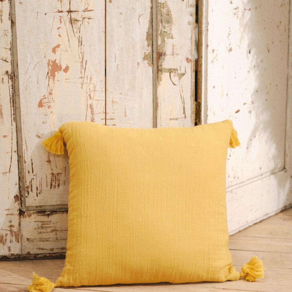 Coussin déhoussable à pompons uni gaze de coton INDIAN FLOWERS jaune, TODAY