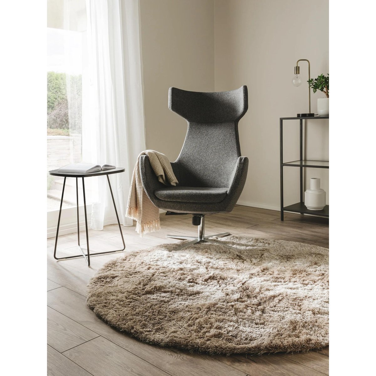 Tapis à poils longs rond WHISPER marron clair, BENUTA 