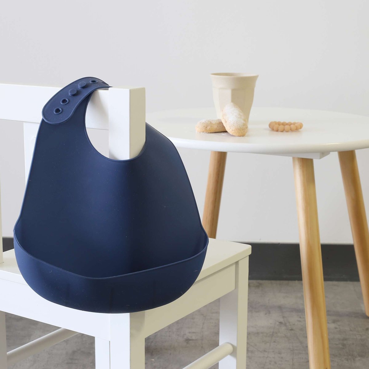 Bavoir avec récupérateur en silicone bleu, TROIS KILOS SEPT