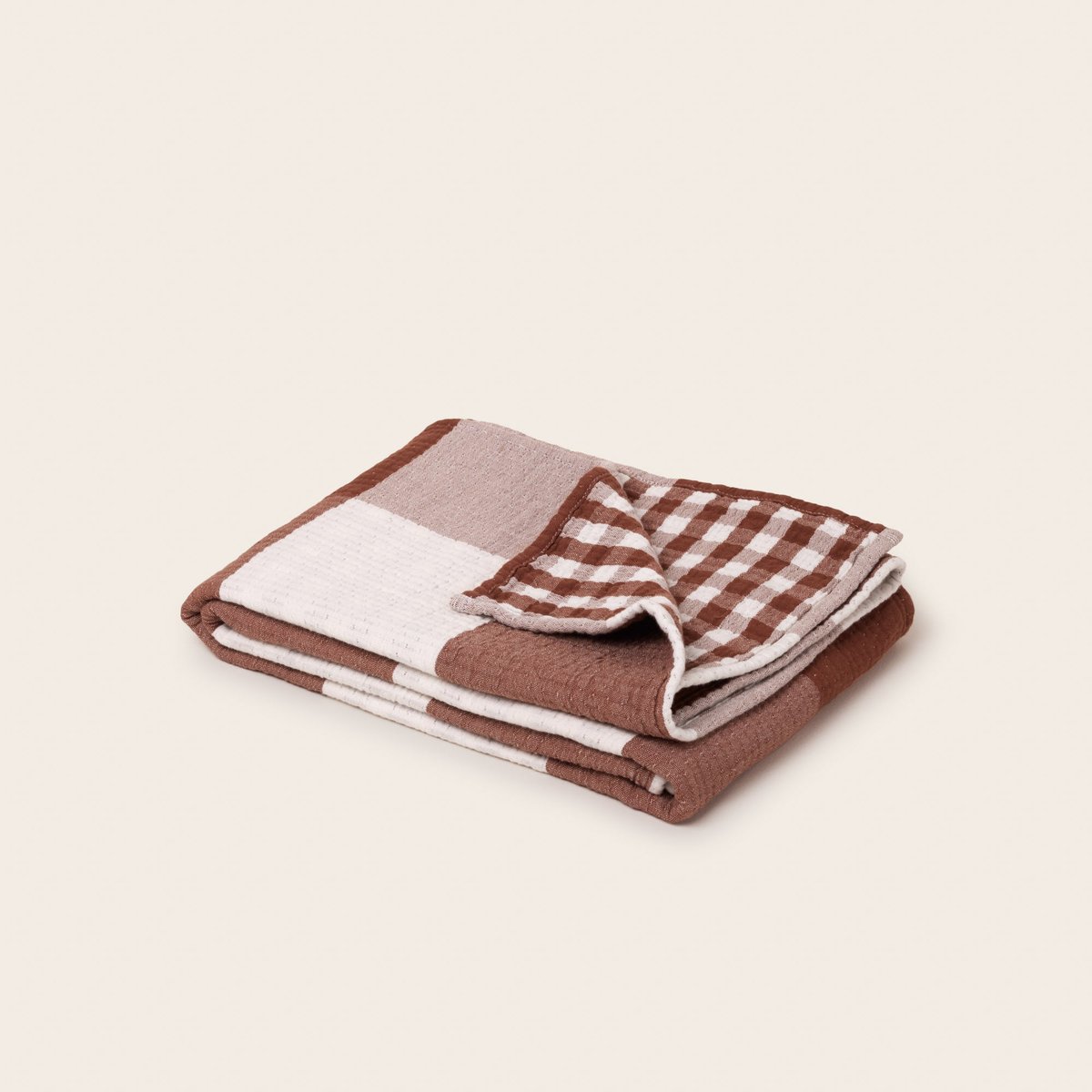 Plaid en Double gaze gaufrée à carreaux réversible JEANIE mocha, MADURA