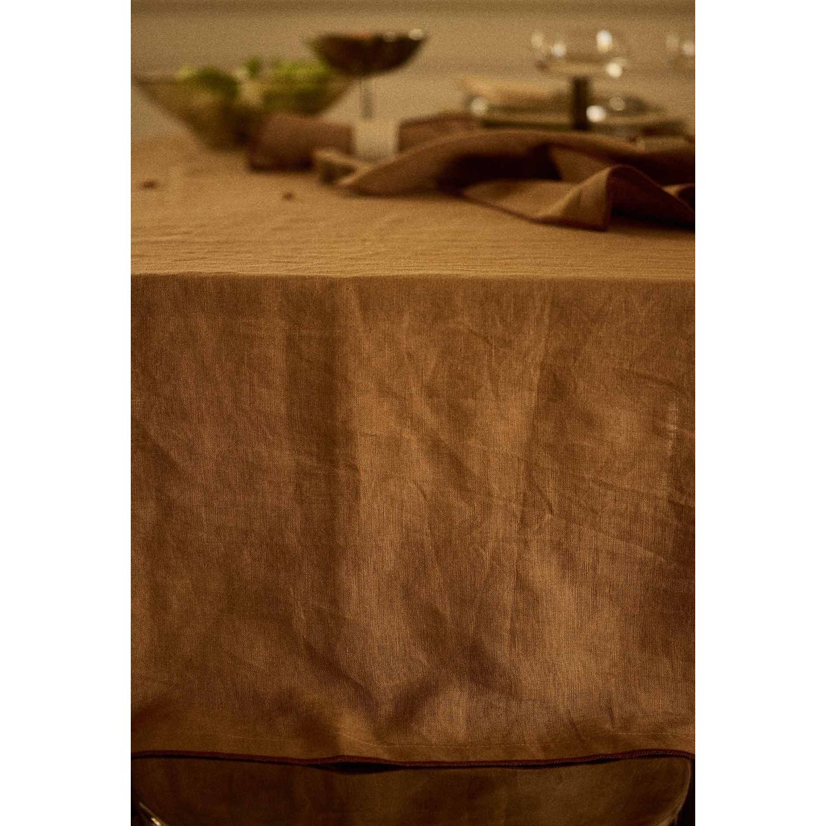 Nappe en lin lavé marron tabac liseré grenat, GABRIELLE PARIS
