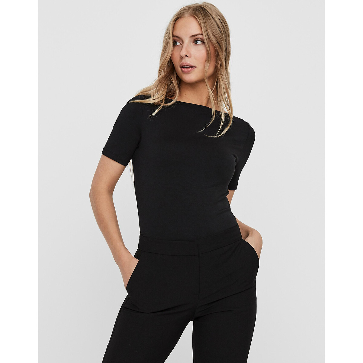 T-shirt con scollatura a barchetta e maniche corte nero , VERO MODA