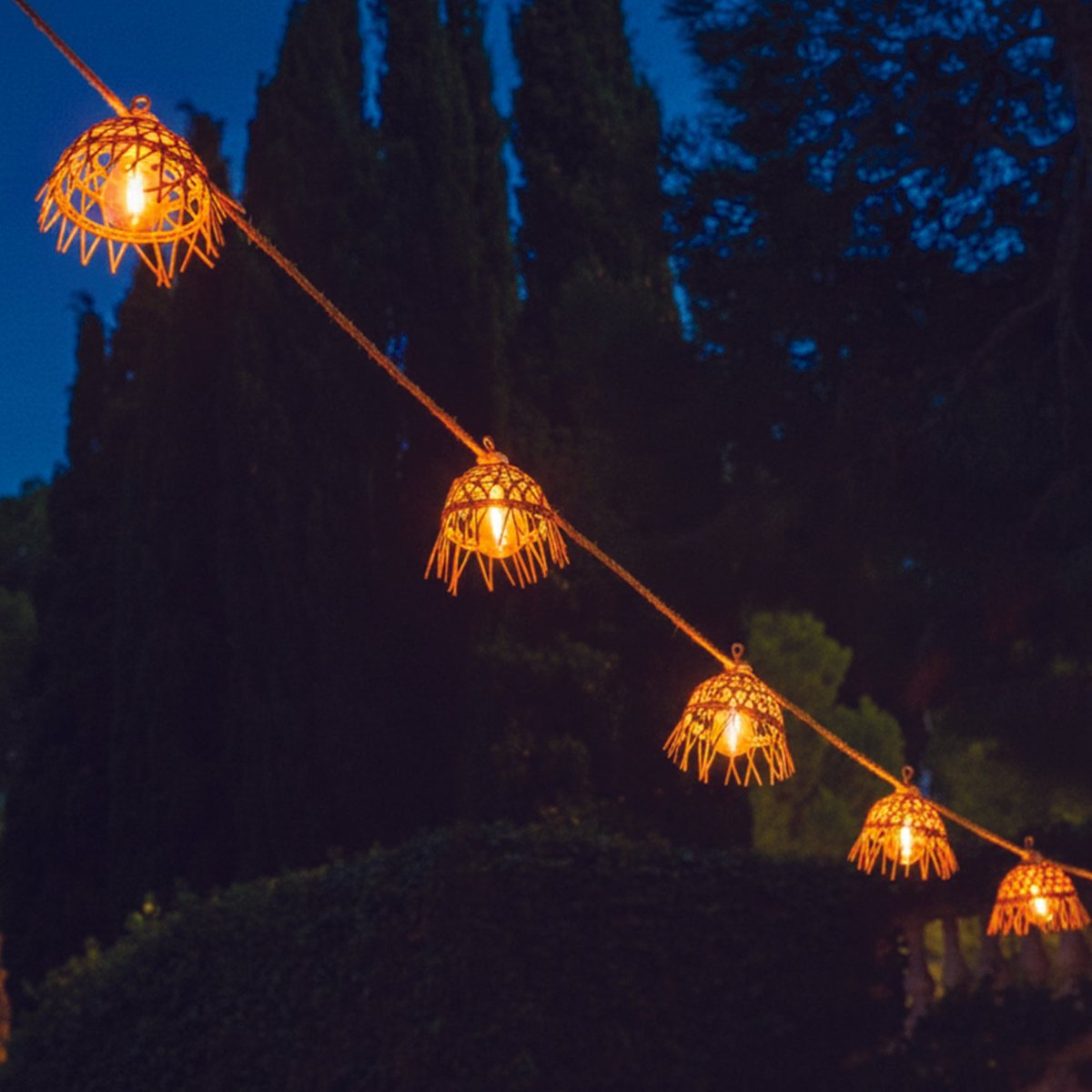 Guirlande lumineuse extérieur 10 abat-jour exotique paille MINI HAWAI LIGHT HYBRID LED blanc chaud 8m solaire et sur secteur marron, LUMISKY