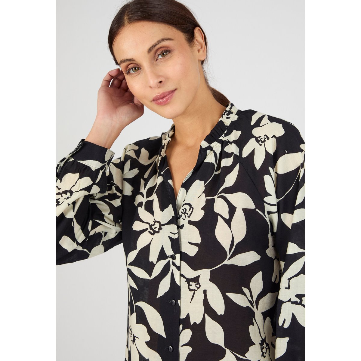 Blouse fluide bicolore noir grandes fleurs, DAMART