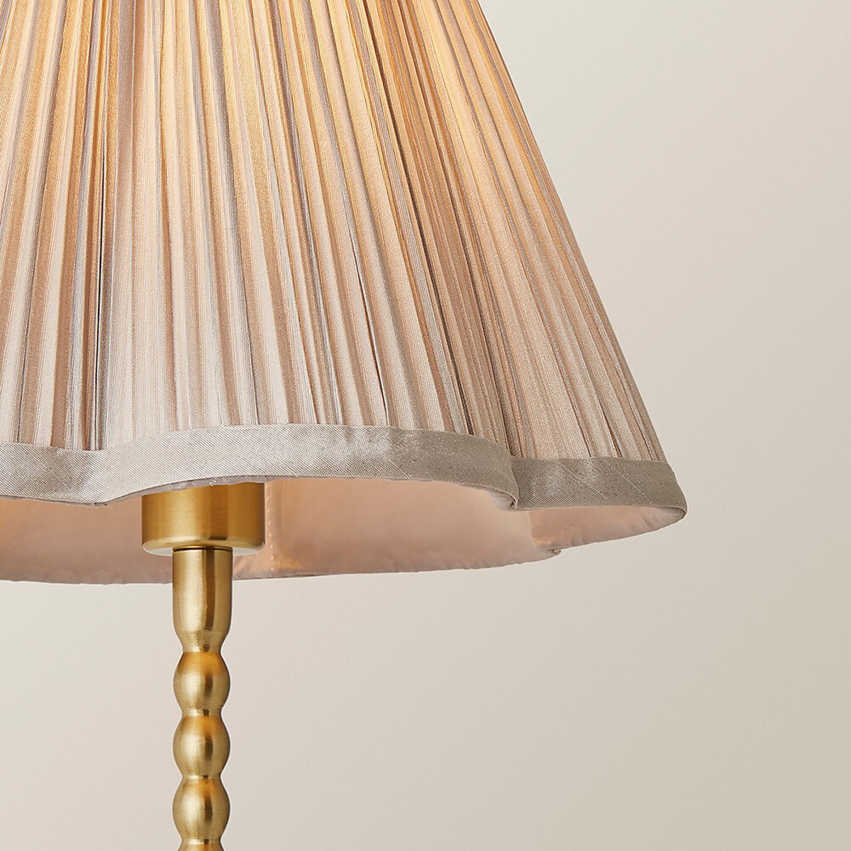 Max Bobble Table Lamp with Faux Silk Scallop Shade light grey, ÉDITÉ