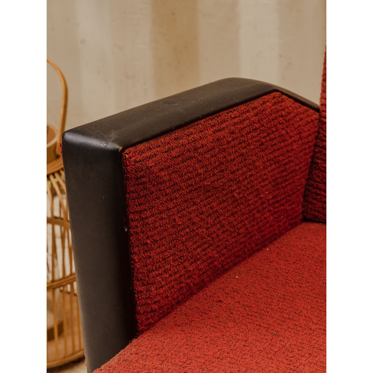 Fauteuil en tissu bouclette rouge Jakob N°1345 - Bon état bois clair, DEBONGOUT