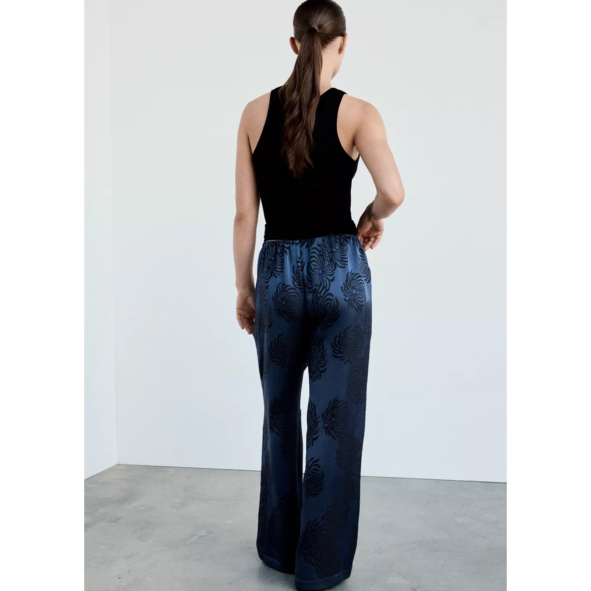 Pantalon satiné jacquard bleu nuit, MANGO