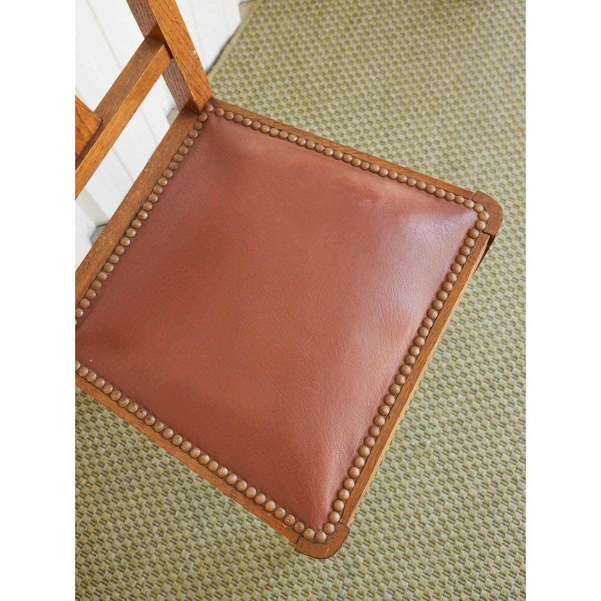 Lot de 6 chaises Art déco en cuir clouté Claude N°1459 - Bon état bois clair, DEBONGOUT