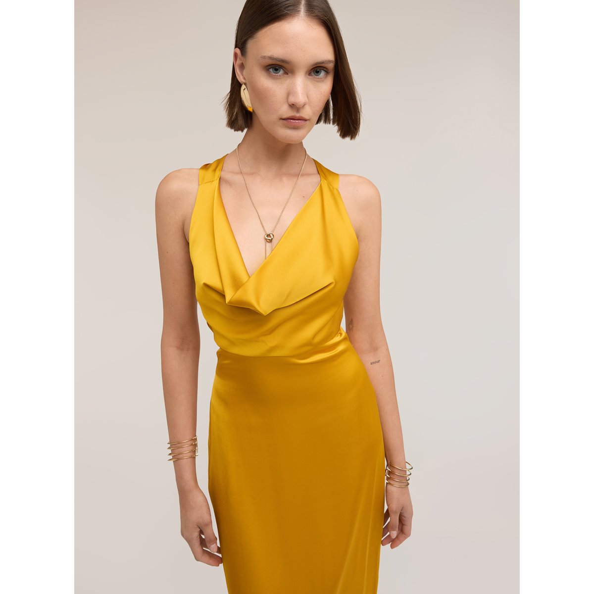 Robe longue avec drapé jaune, MOTIVI