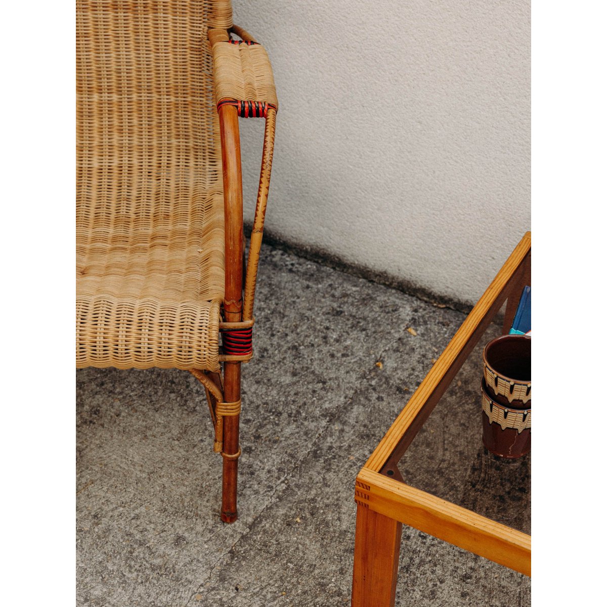 Table basse en pin massif et verre fumé Léonie N°1009 - Bon état bois clair, DEBONGOUT