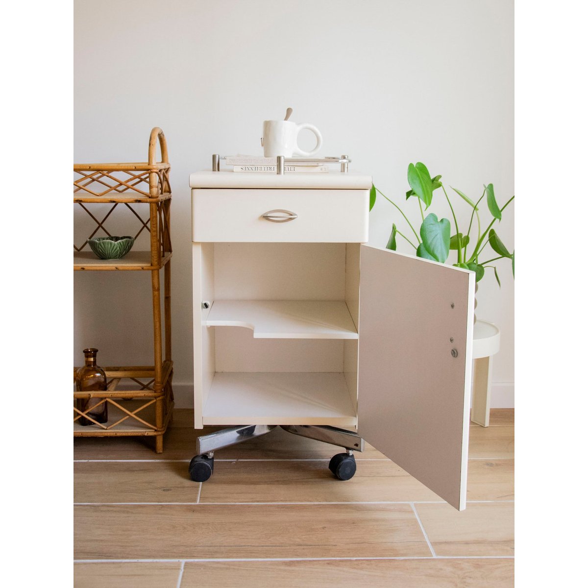 Table d'appoint en mélaminé crème Hanna N°1568 - Bon état crème, DEBONGOUT