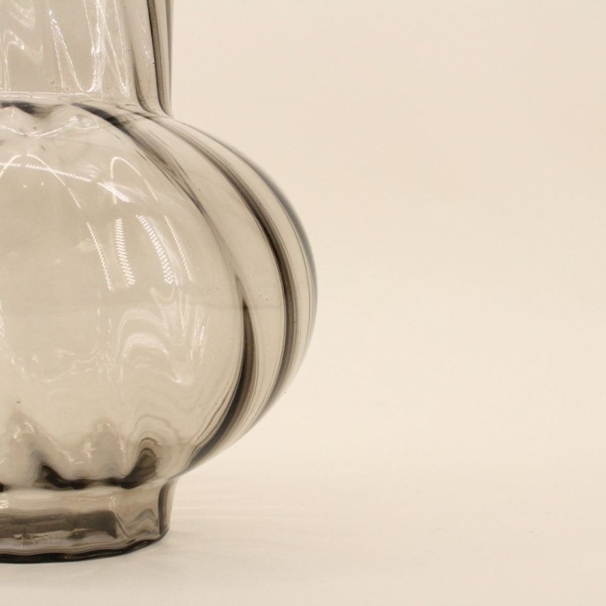 Vase en verre strié, H25cm gris, ORNAMI