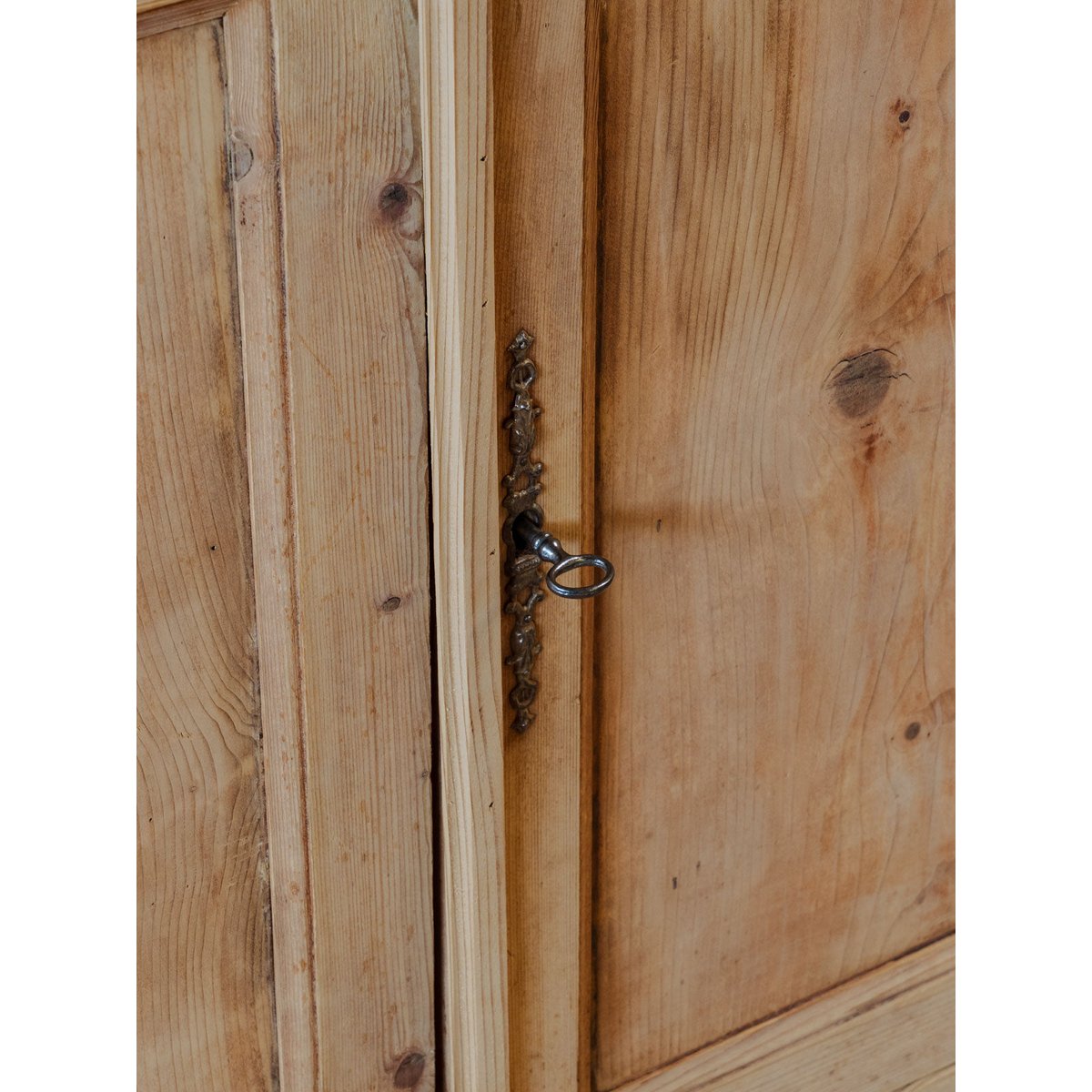Buffet à deux corps en bois Gilbert N°1559 - Bon état bois clair, DEBONGOUT