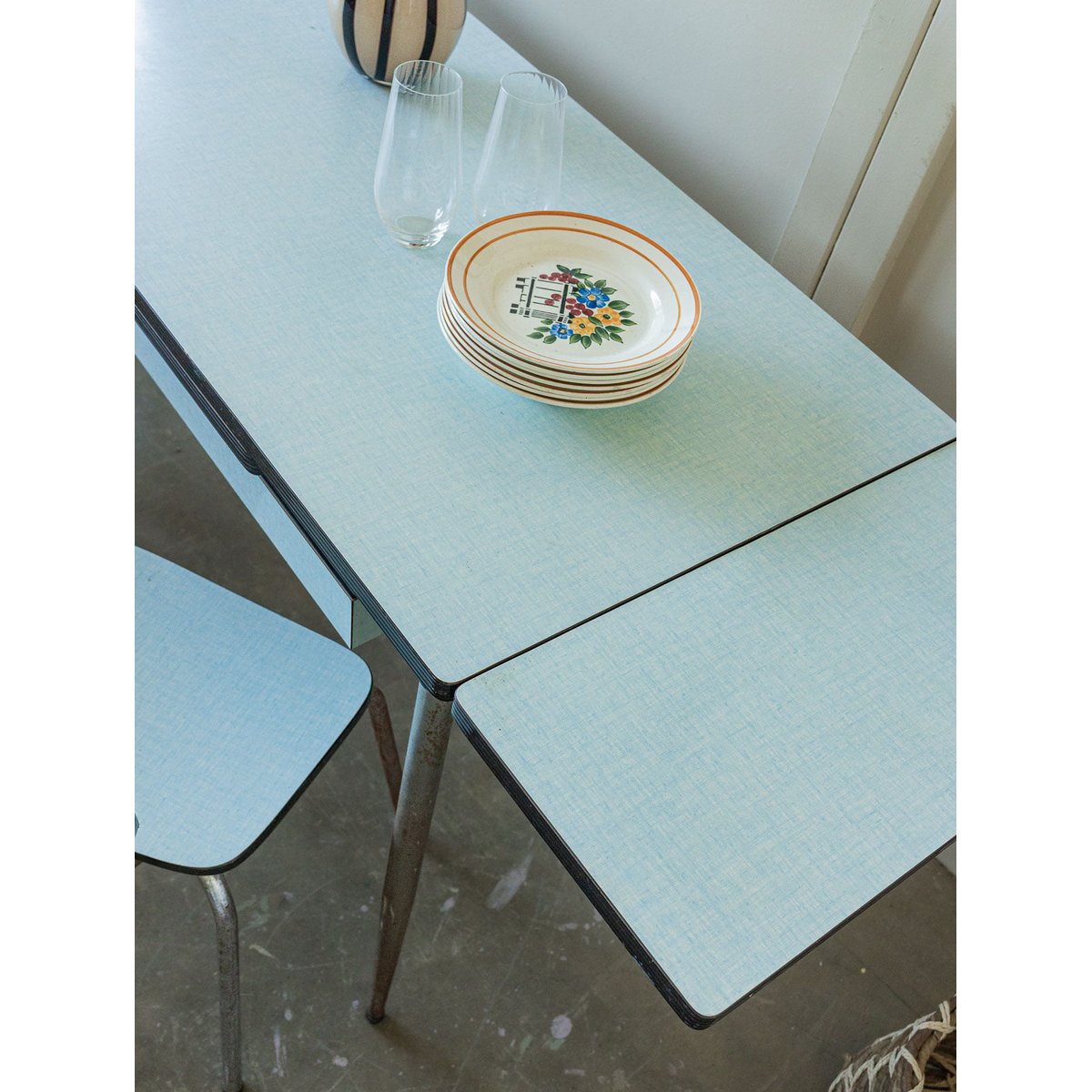 Table à manger en formica Karla N°1272 - Bon état bleu clair, DEBONGOUT