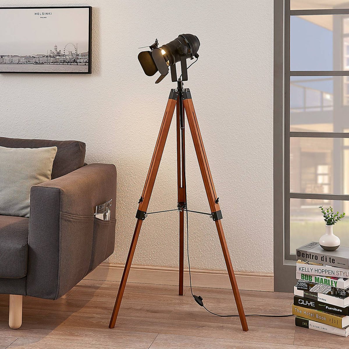 Lampadaire en bois industriel, Hilma brun foncé, noir, LINDBY