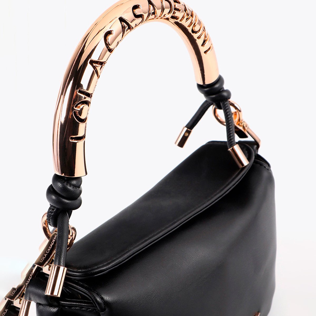Sac à bandoulière avec anse métalique effet cuir noir, LOLA CASADEMUNT