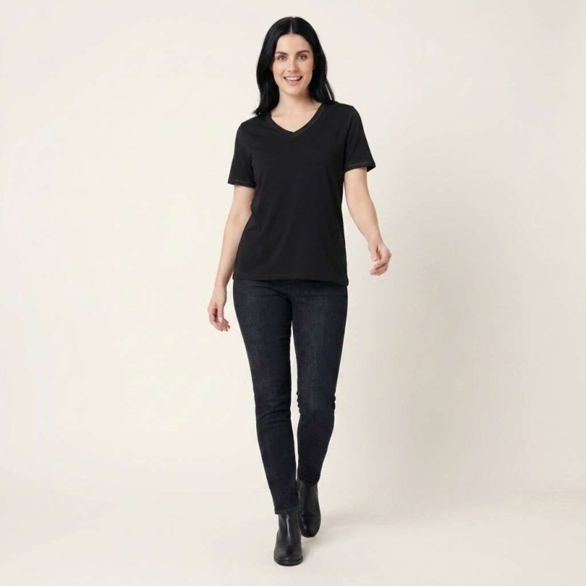 T-shirt noir uni avec une coupe ajustée un col v et des manches courtes noir, ONLY CARMAKOMA