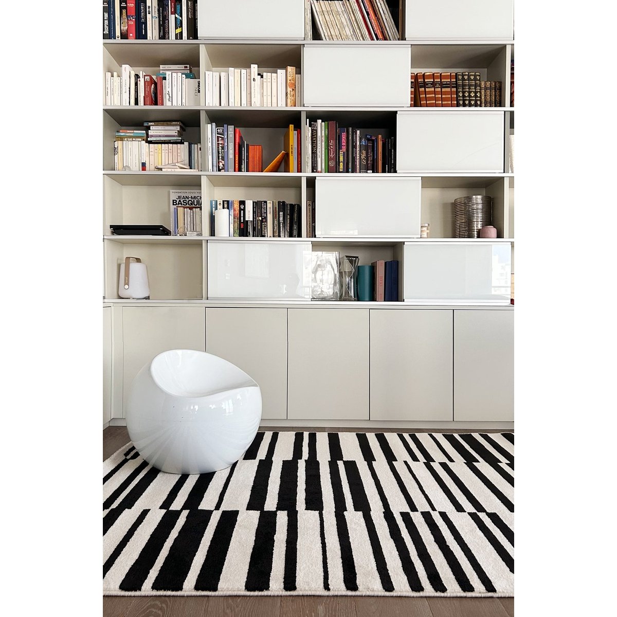 Tapis design bicolore et graphique INTERVAL noir intense, AFK LIVING